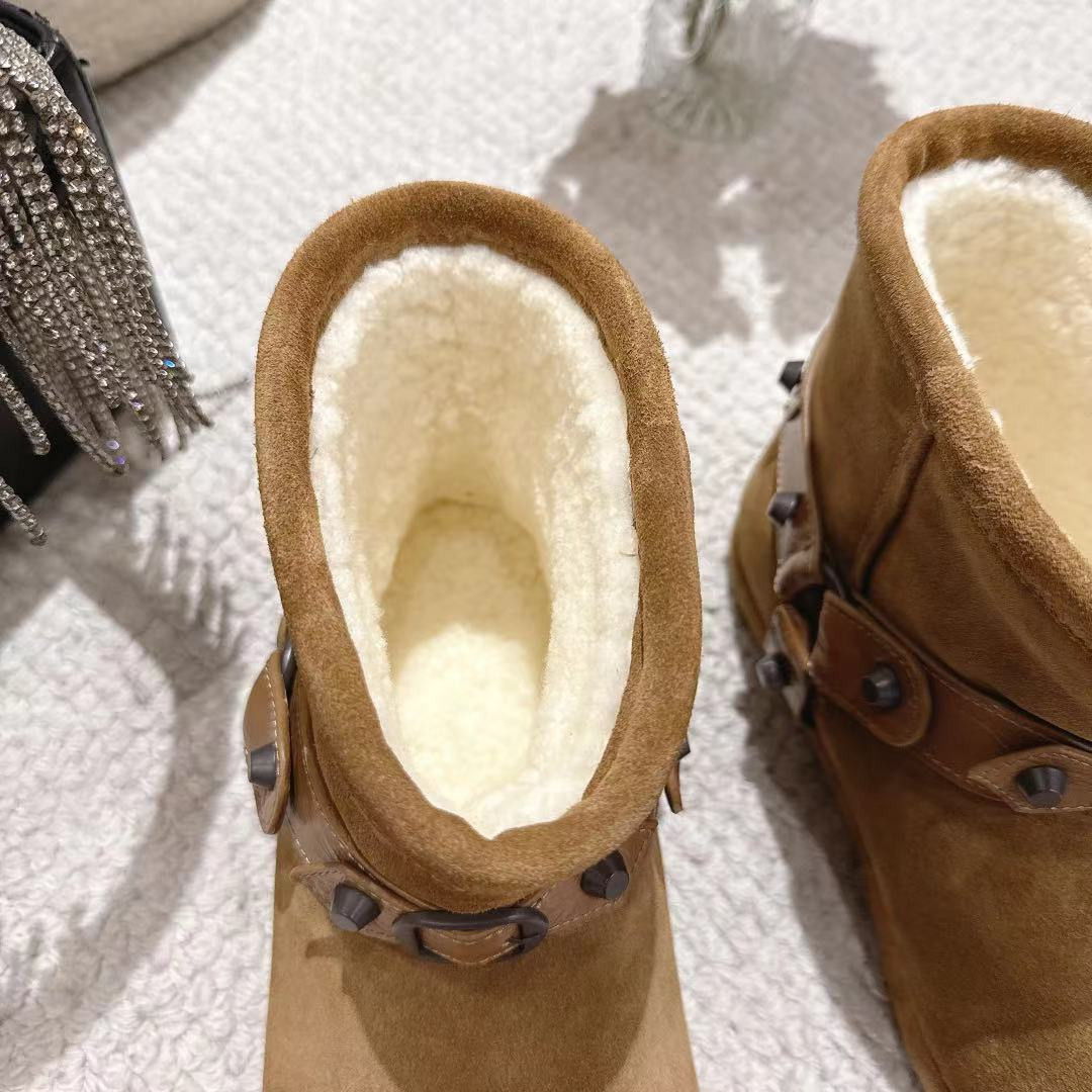 ua Ba*len*cia*ga alaska soft booties