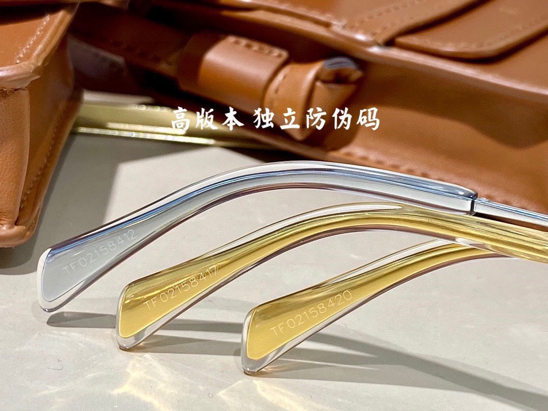 Ce**e aviator sunglasses cl40062 61-12-145