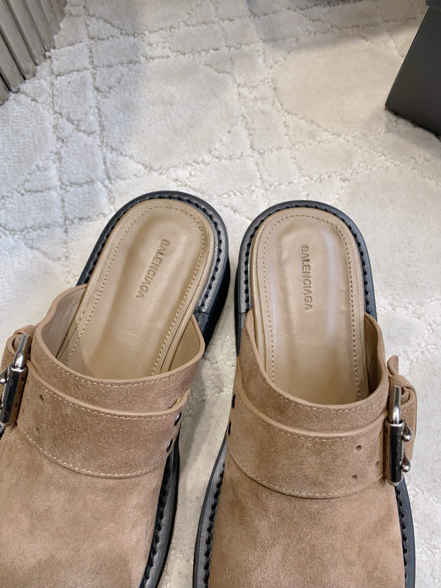 ua Ba*len*cia*ga venom mule 4.5cm heel