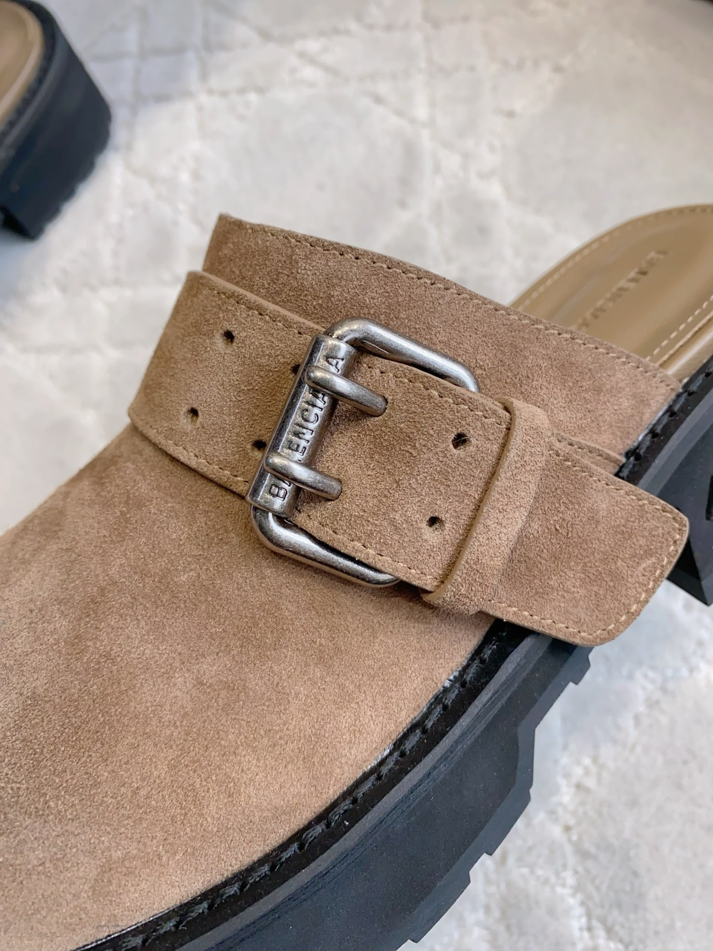 ua Ba*len*cia*ga venom mule 4.5cm heel