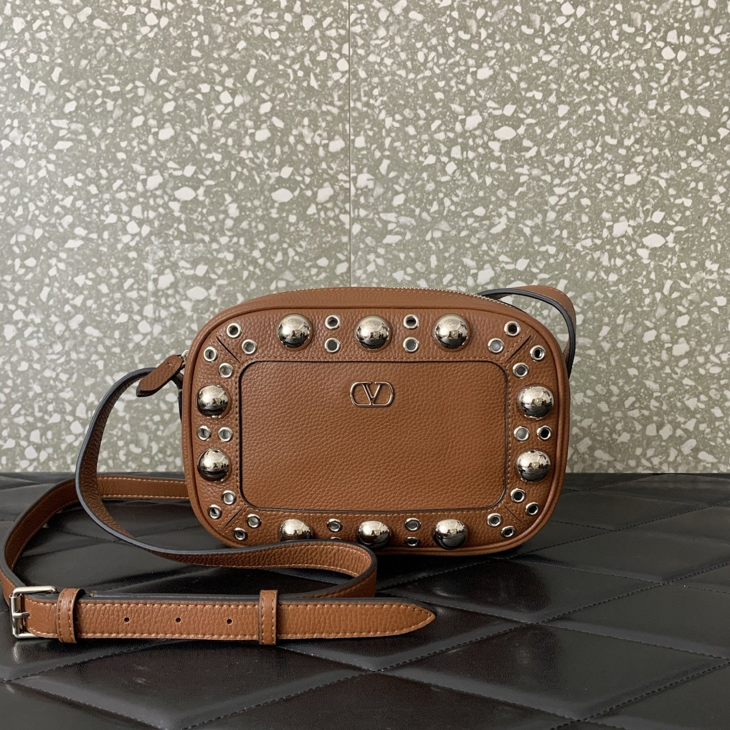 Va1e*ntin0 garavani nellcôte crossbody bag 23x16x6cm