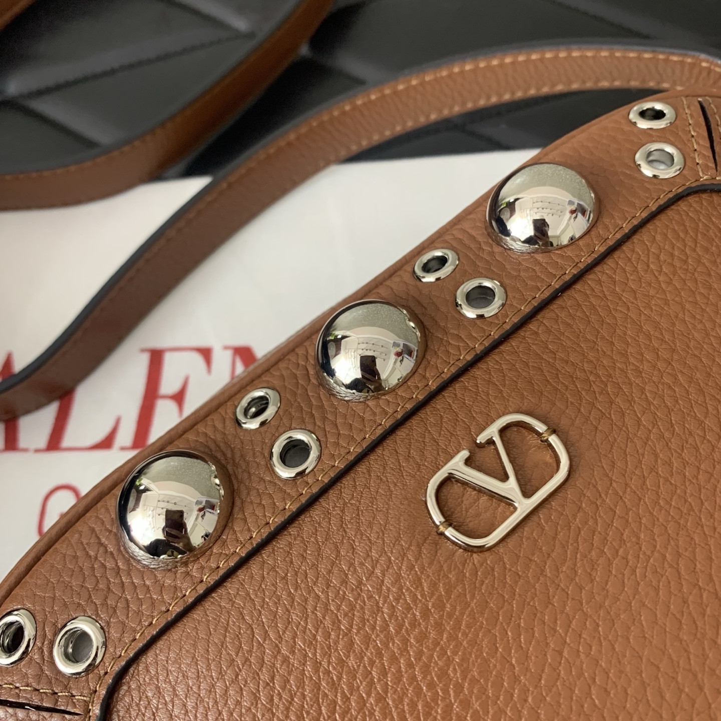 Va1e*ntin0 garavani nellcôte crossbody bag 23x16x6cm