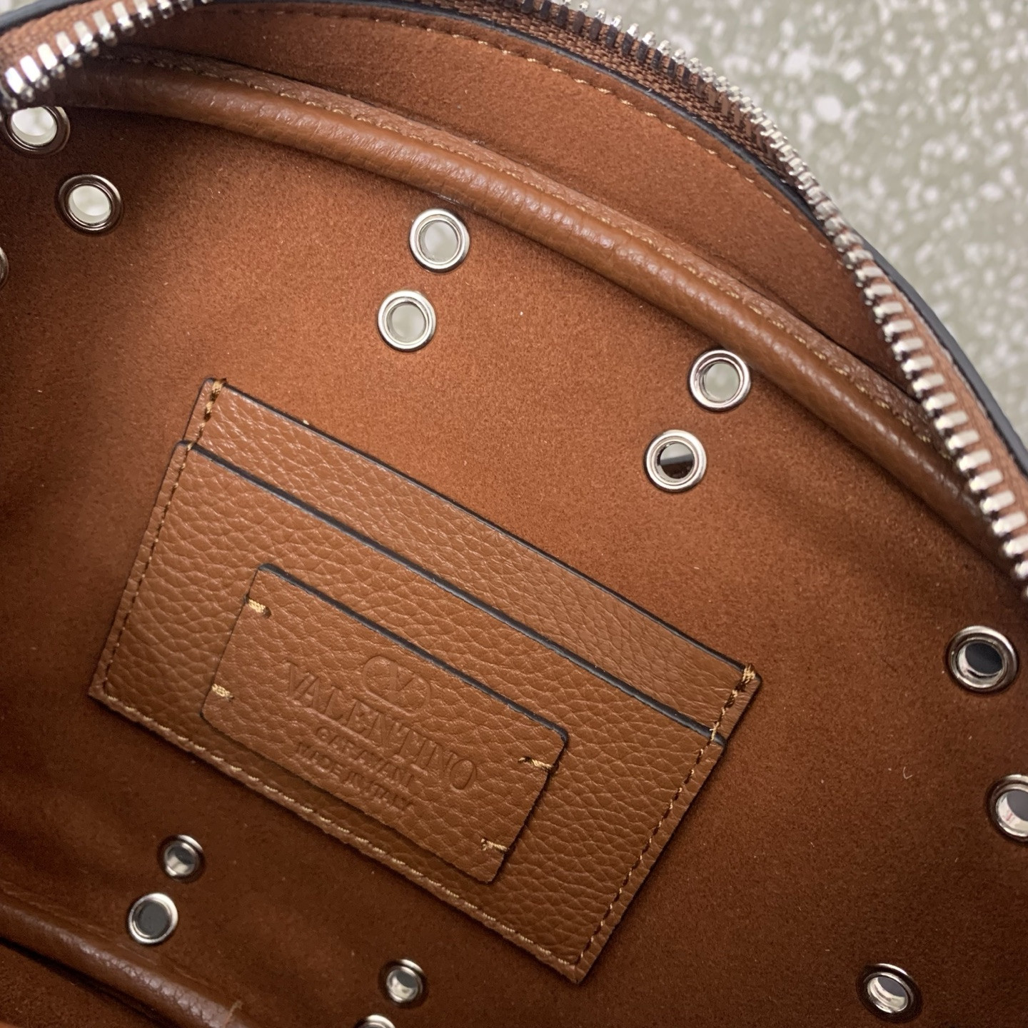 Va1e*ntin0 garavani nellcôte crossbody bag 23x16x6cm