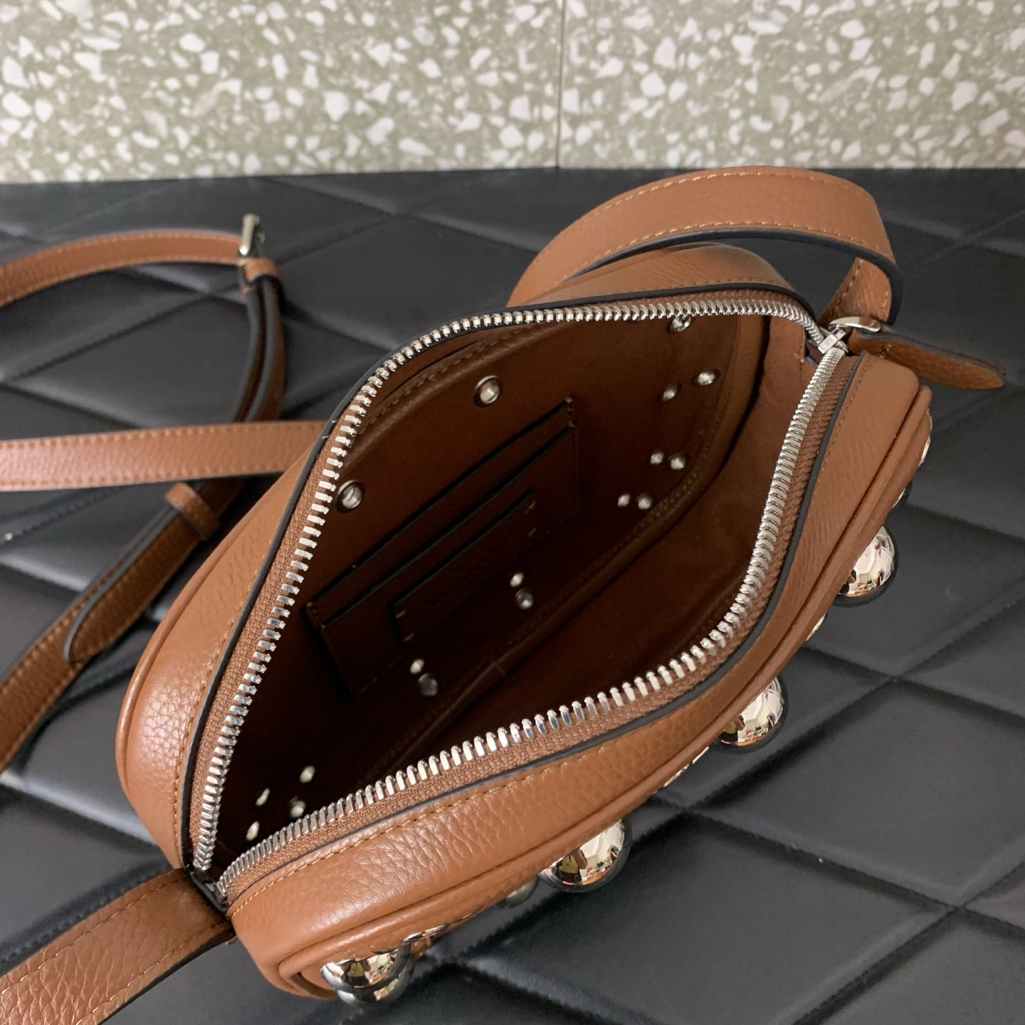 Va1e*ntin0 garavani nellcôte crossbody bag 23x16x6cm