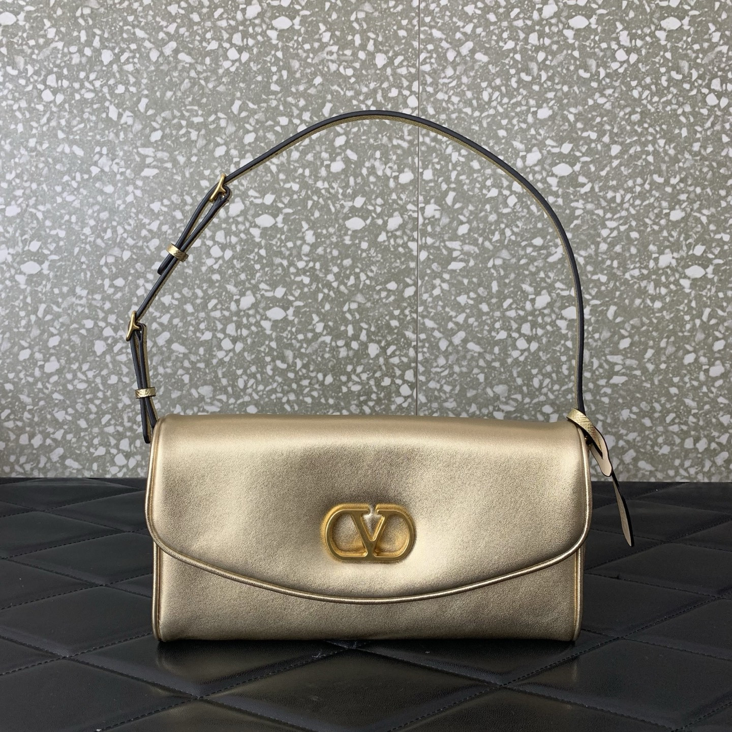 Va1e*ntin0 garavani devain small nappa shoulder bag 23.5x12x3cm