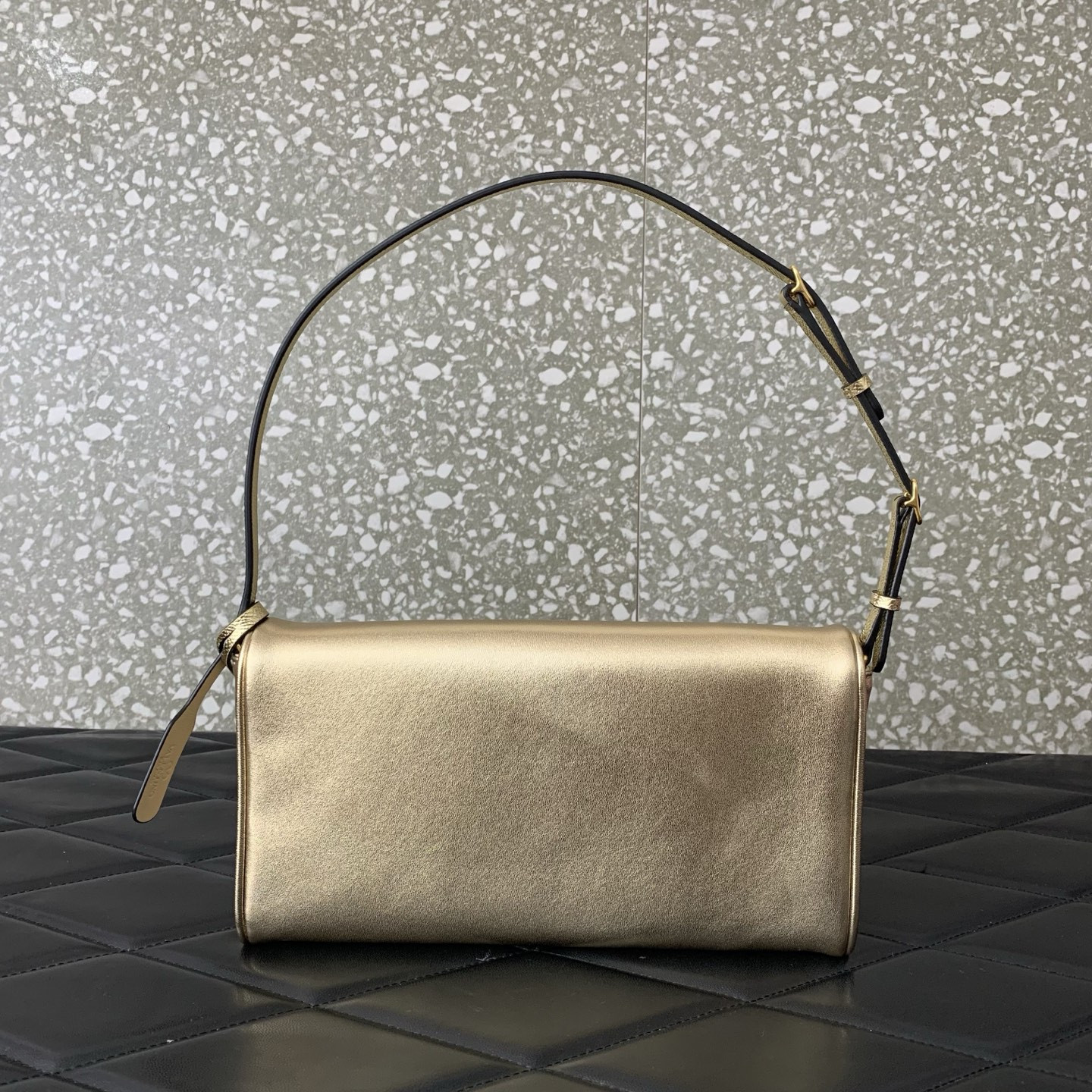 Va1e*ntin0 garavani devain small nappa shoulder bag 23.5x12x3cm