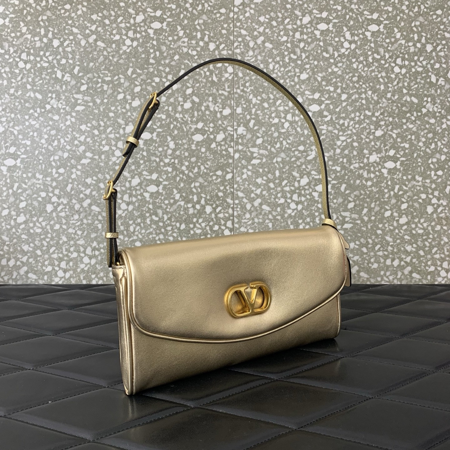 Va1e*ntin0 garavani devain small nappa shoulder bag 23.5x12x3cm