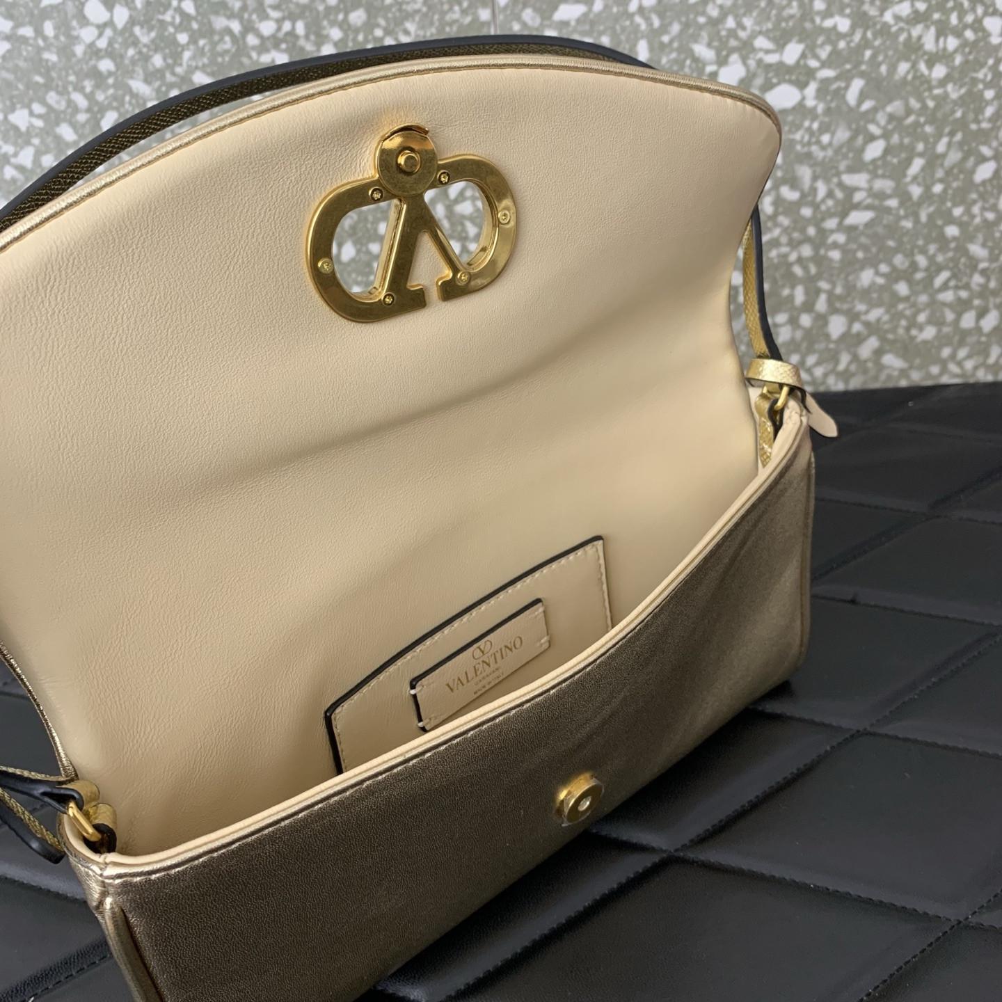 Va1e*ntin0 garavani devain small nappa shoulder bag 23.5x12x3cm