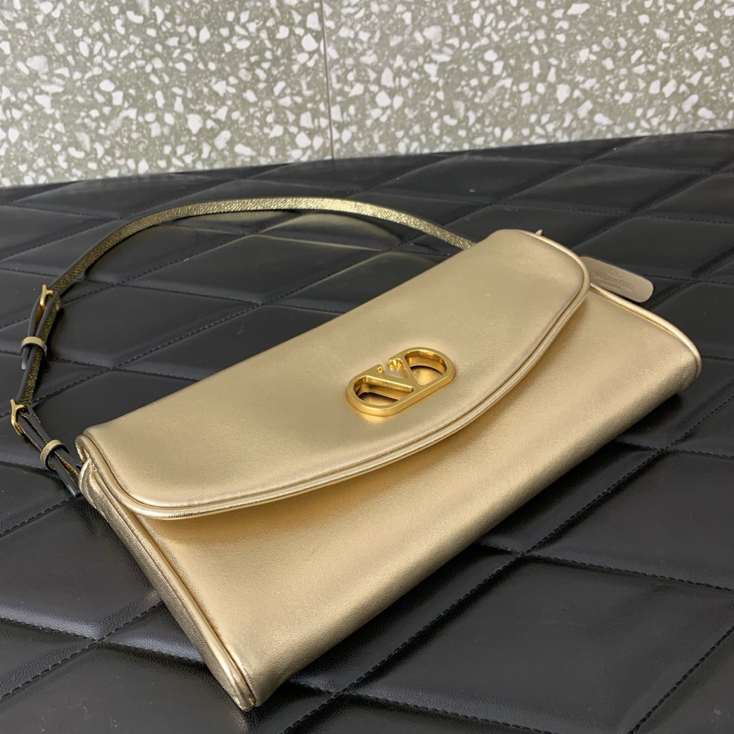 Va1e*ntin0 garavani devain small nappa shoulder bag 23.5x12x3cm