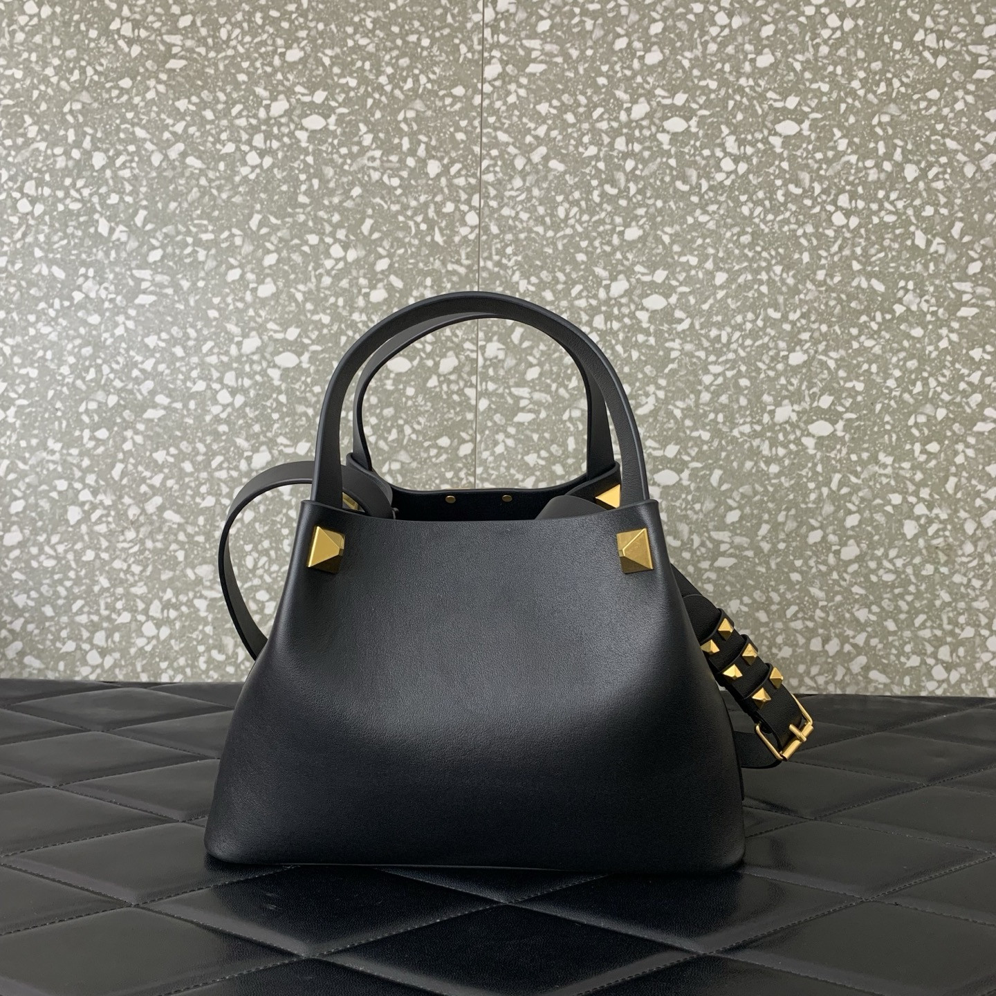 Va1e*ntin0 garavani small soft leather shopping bag 25x15x17.5cm