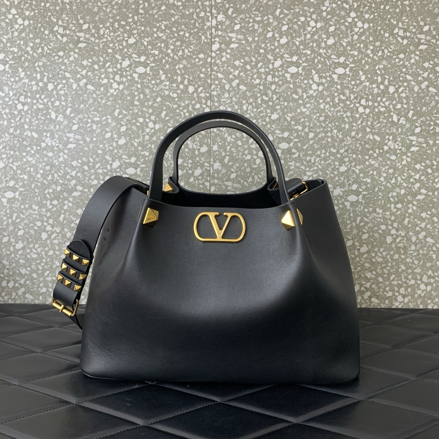 Va1e*ntin0 garavani soft leather shopping bag 35x25x16cm