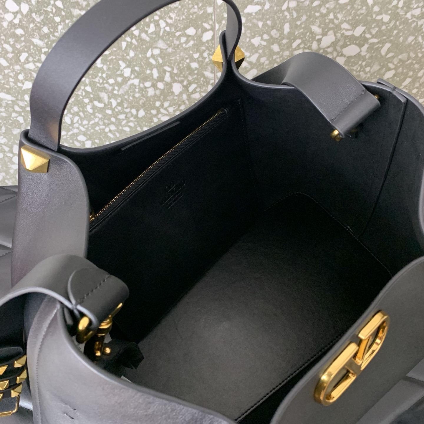 Va1e*ntin0 garavani soft leather shopping bag 35x25x16cm