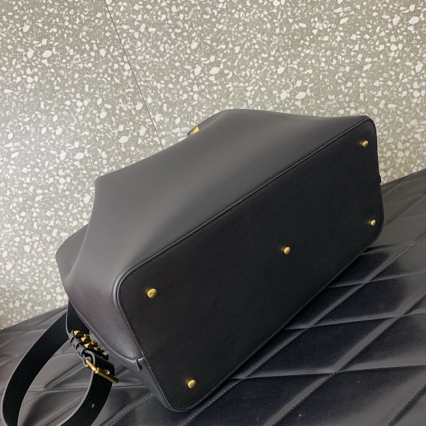 Va1e*ntin0 garavani soft leather shopping bag 35x25x16cm