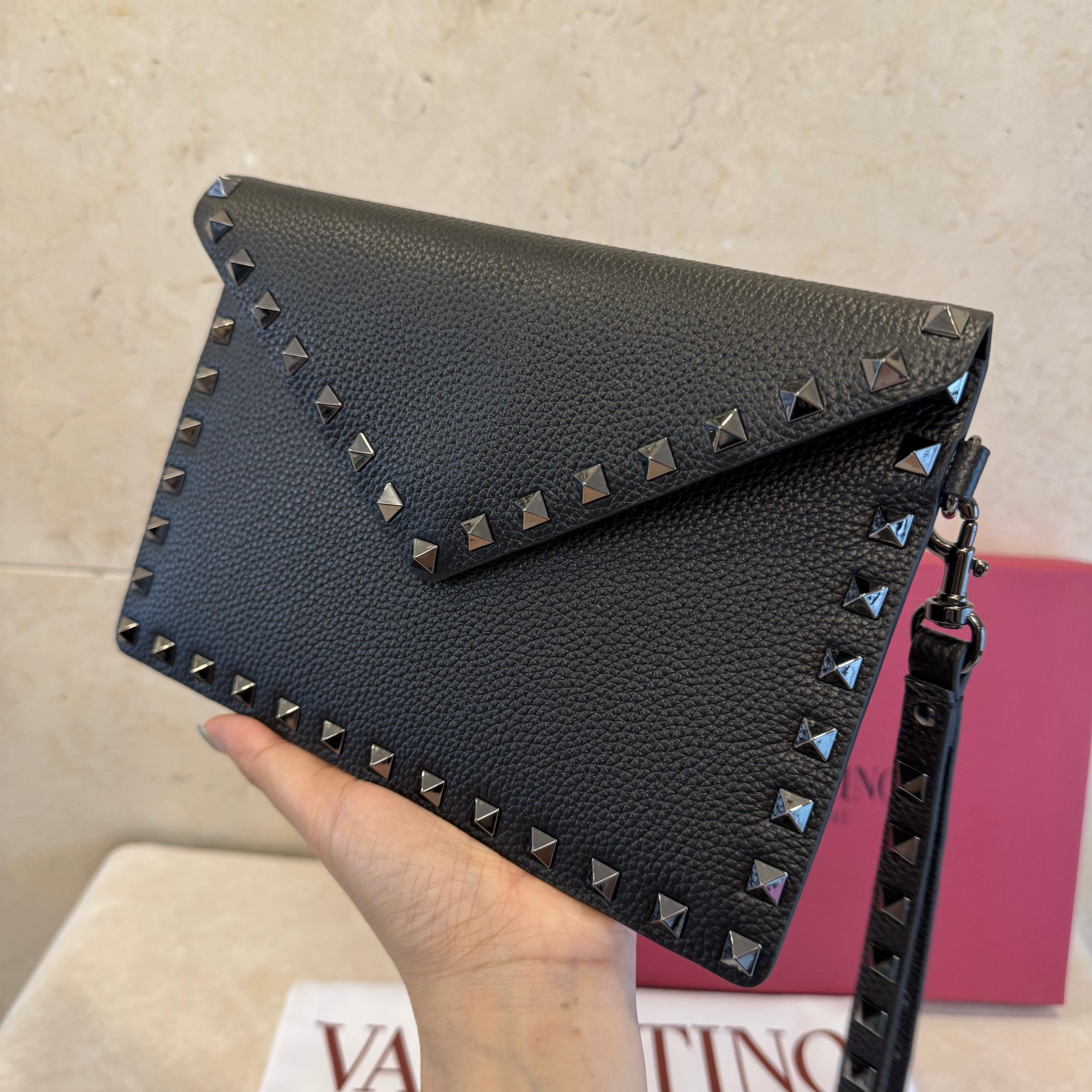 Va1e*ntin0 garavani rockstud envelope clutch bag 22.5x15.5cm