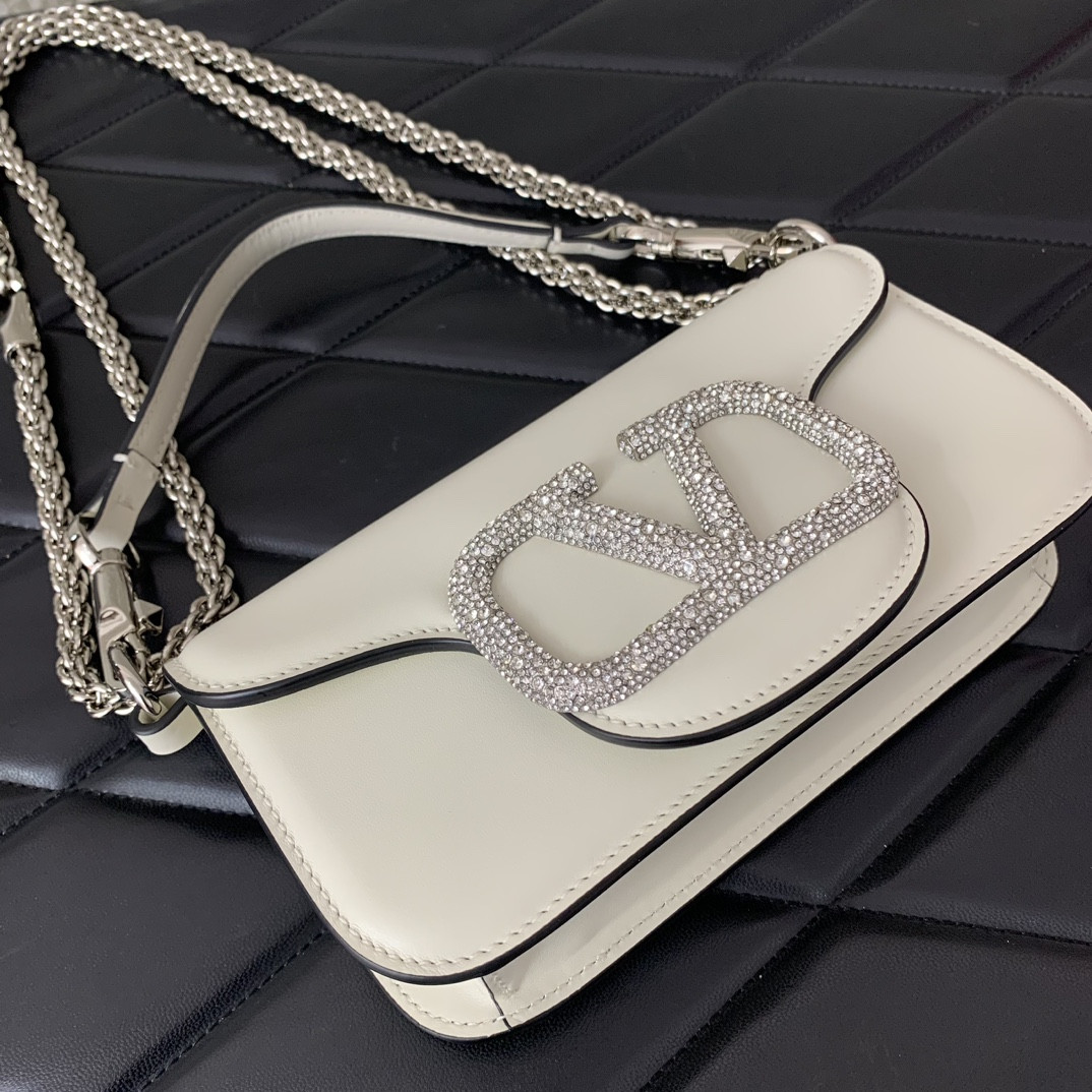 Va1e*ntin0 garavani locò shoulder bag 20x11x5cm