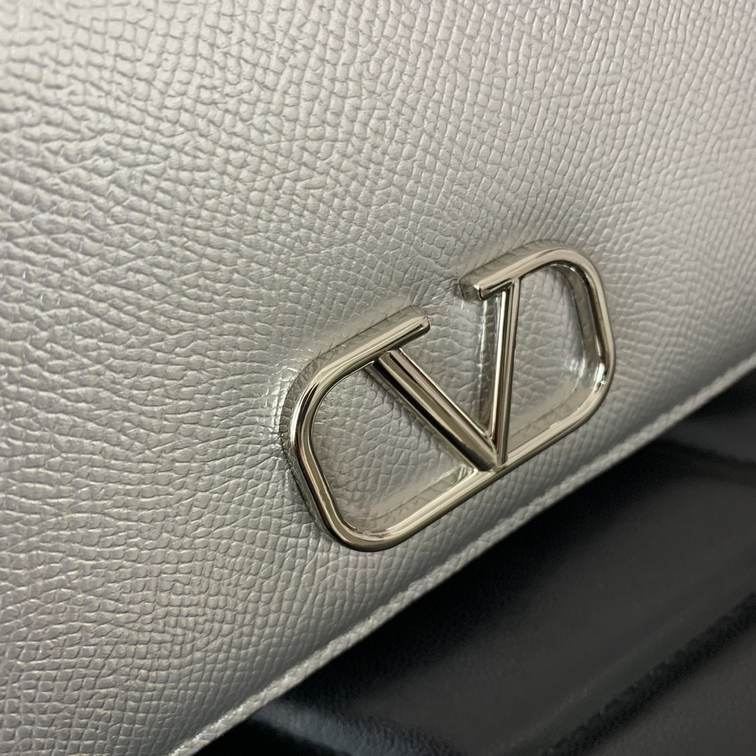 Va1e*ntin0 vlogo signature wallet with chain bag 19x11x4cm