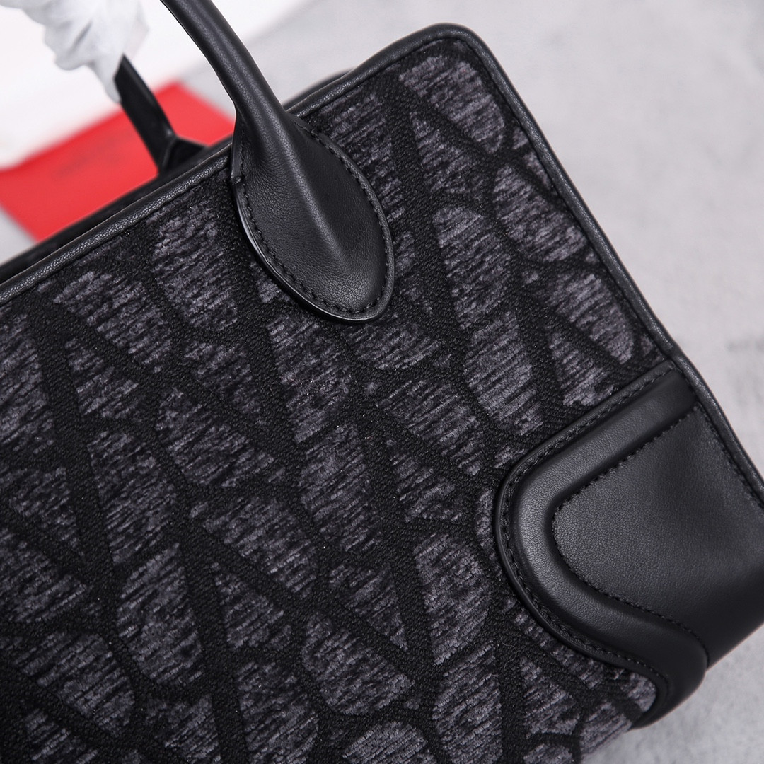 Va1e*ntin0 garavani le quatrième shopping bag 28x19x12cm