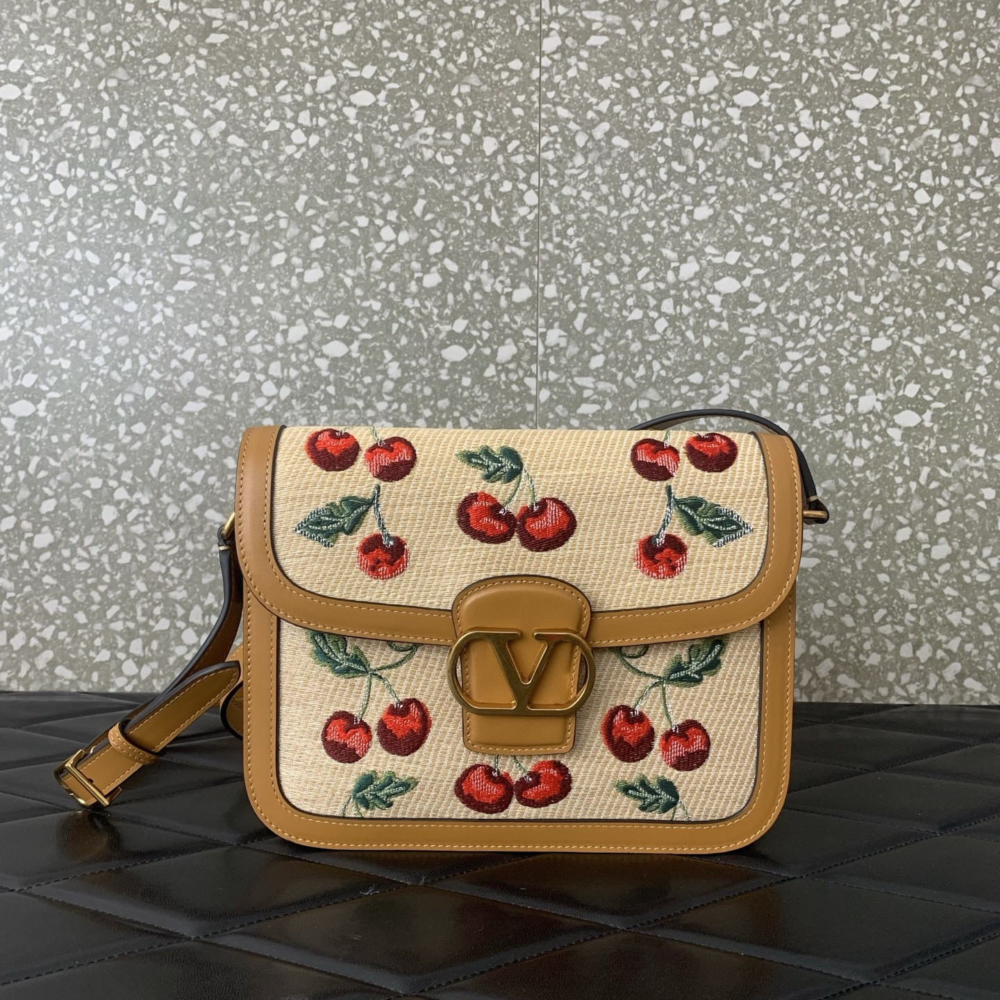 Va1e*ntin0 garavani 9to5 shoulder bag 24.5x18.5x8cm