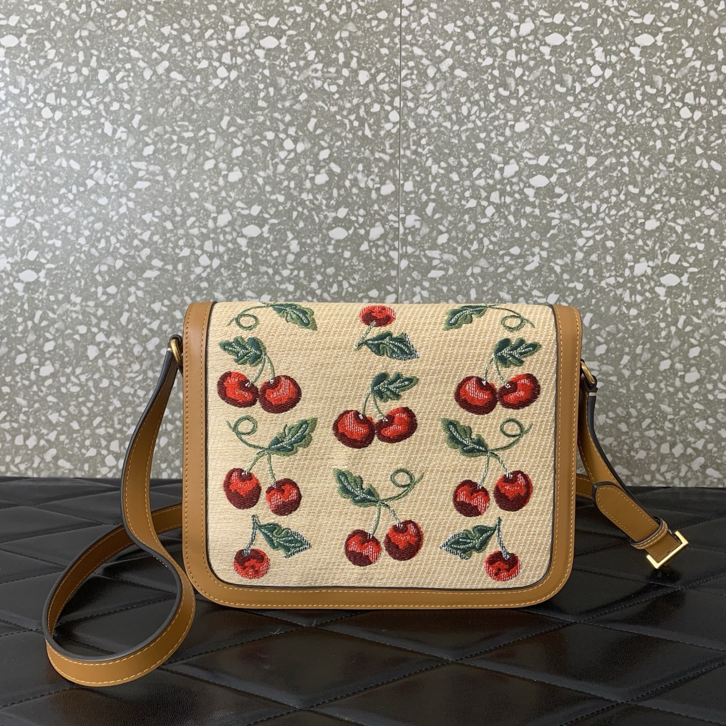 Va1e*ntin0 garavani 9to5 shoulder bag 24.5x18.5x8cm
