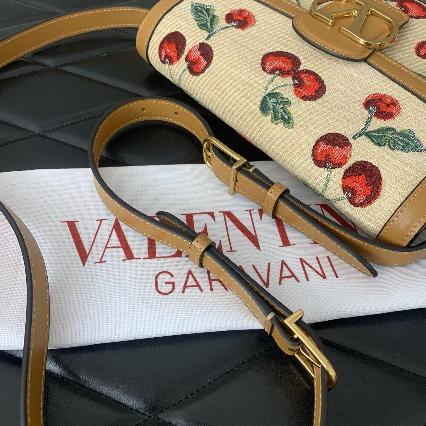 Va1e*ntin0 garavani 9to5 shoulder bag 24.5x18.5x8cm