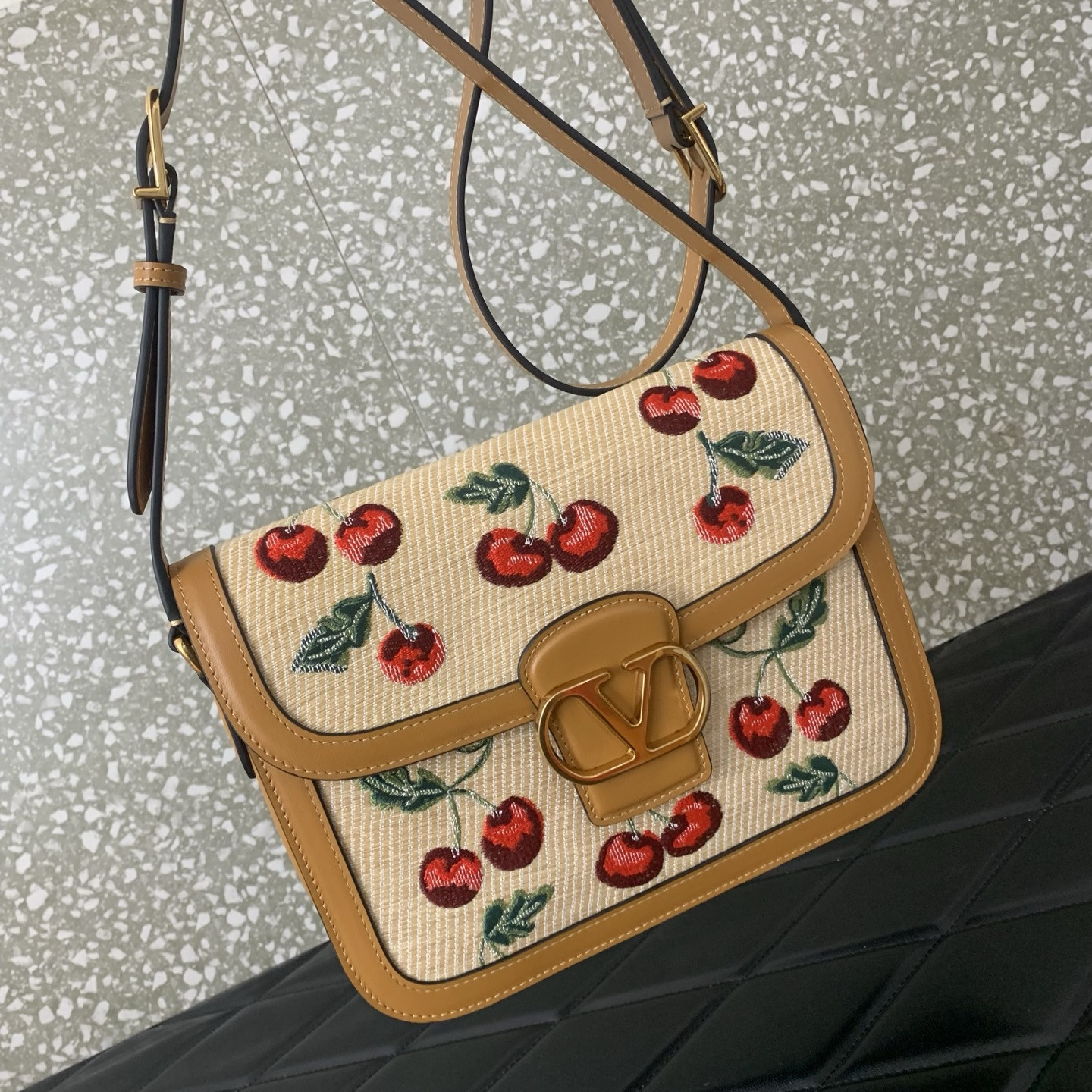 Va1e*ntin0 garavani 9to5 shoulder bag 24.5x18.5x8cm