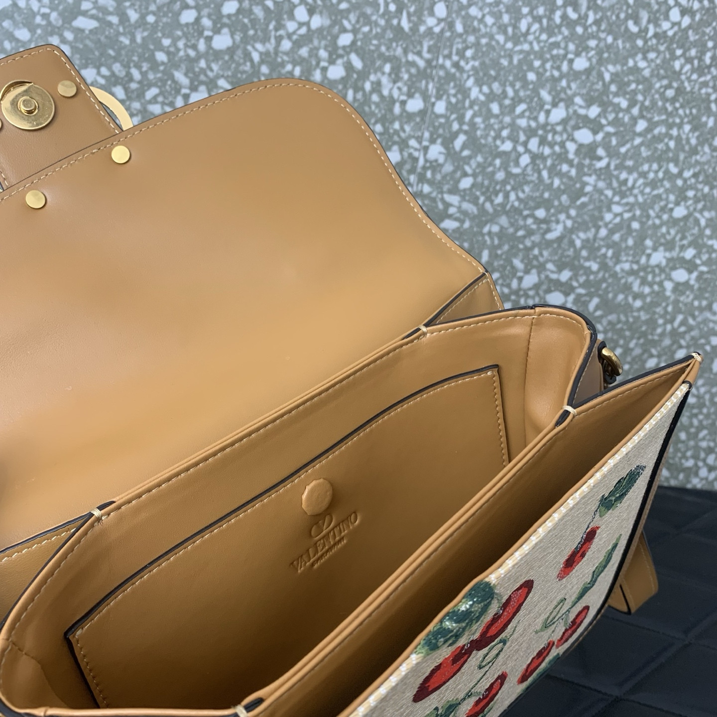 Va1e*ntin0 garavani 9to5 shoulder bag 24.5x18.5x8cm