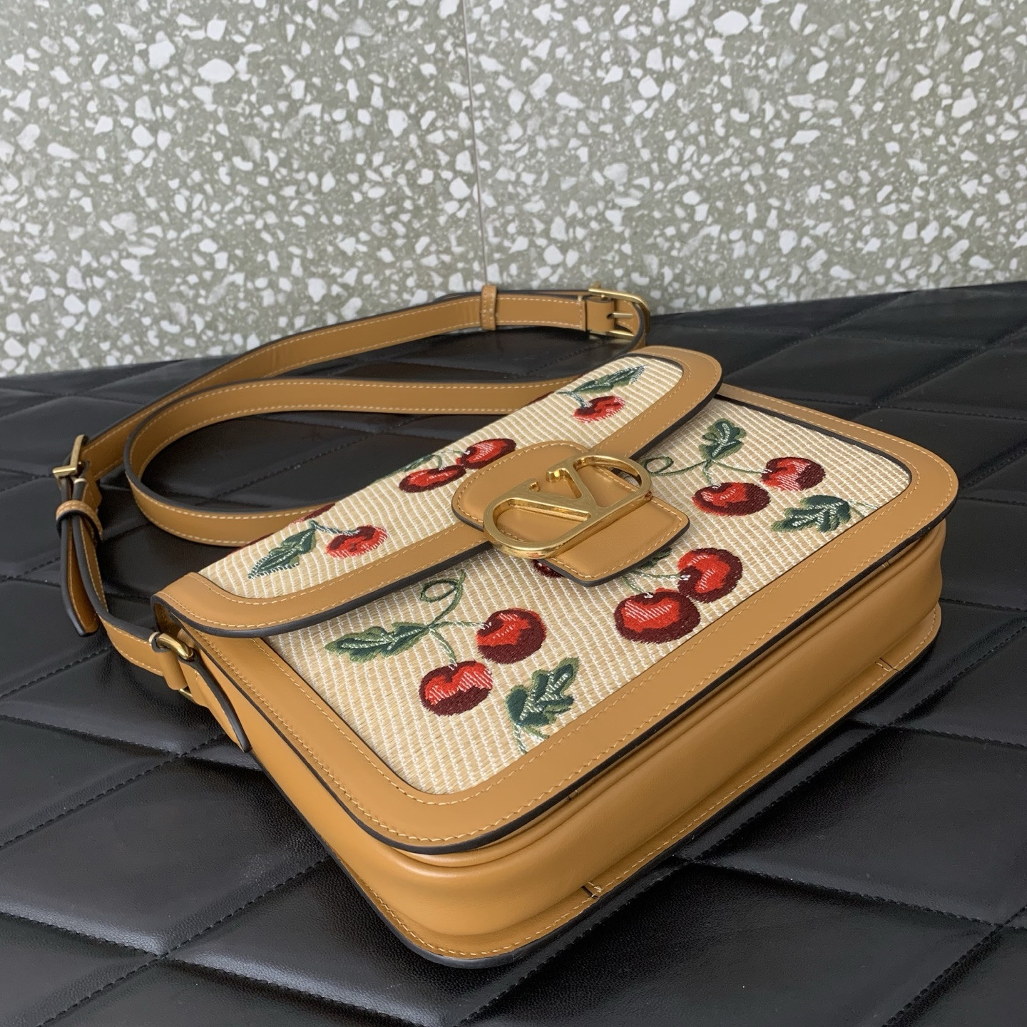 Va1e*ntin0 garavani 9to5 shoulder bag 24.5x18.5x8cm